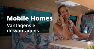 Mulher sorrindo falando ao celular em sua casa móvel nos eua com a frase: Mobile Homes, vantagens e desvantagens