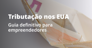 Barco de papel feito com cedulas de dolar com a frase Tributação nos EUA, um Guia Definitivo